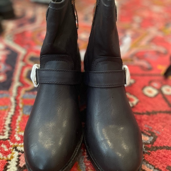 Black Boots With Gold Accents NIB Size 5.5 DKDB - Picture 8 of 15